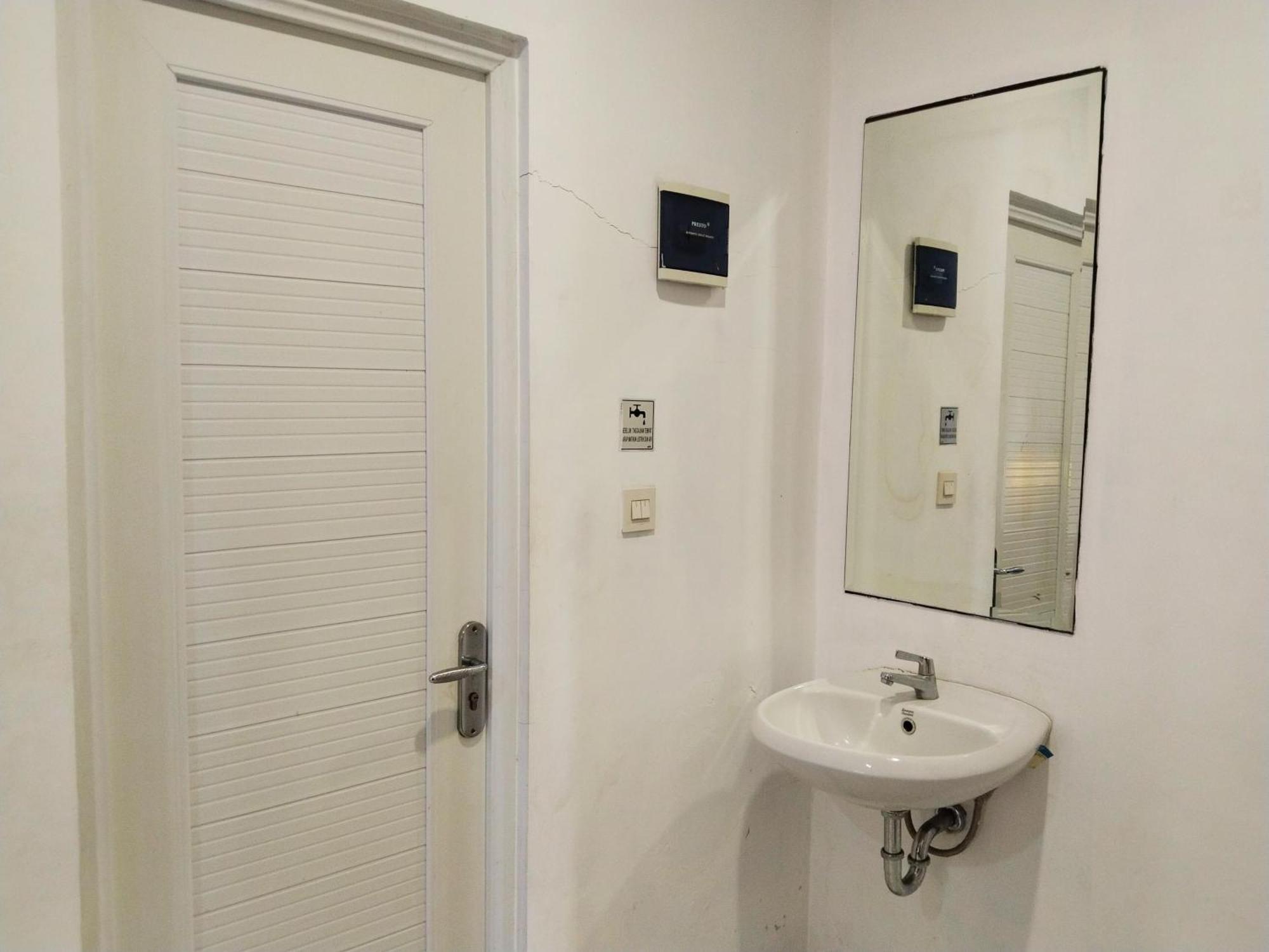 Dejati House Hotel Бекаси Екстериор снимка